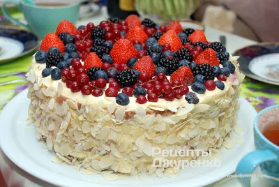 Лакомое угощение: торт покрытый сладкими ягодами