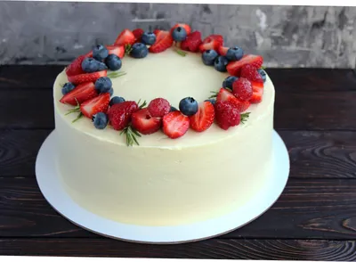 Обаятельный десерт: торт с аппетитными ягодами