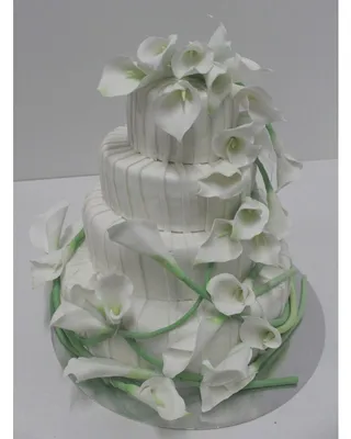Торт свадебный мастичный, украшенный букетом белых калл на заказ в Самаре  от студии «Пеку для Вас!»