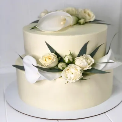 Deg's Cakes's Instagram photo: “🖤✨🤍 - - - - #degscakes #birthdaycake  #sugarflowers #cakestagram #cakesofig #blackandwhite #cakesofinstagram  #cakes … | Торт, Каллы