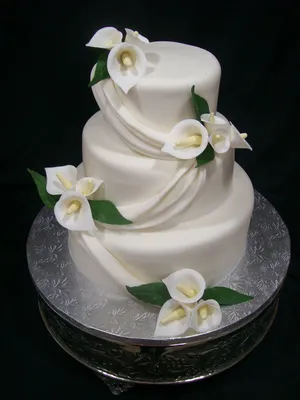 Торт с каллами – шедевр цветочной композиции на вашем столе