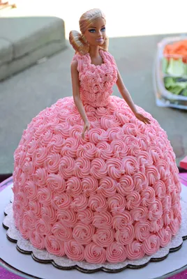 Уникальное изображение торта с куклой, идеальное для обоев