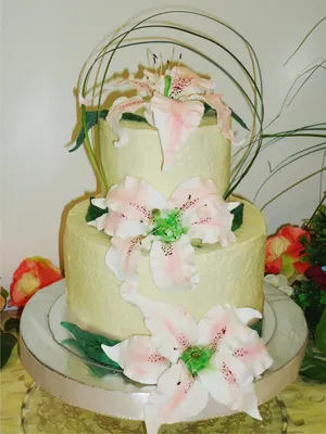 Недорогой свадебный торт с лилиями с доставкой в Москве
