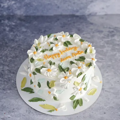 Торт «Белый с живыми цветами и бусинами» с доставкой СПб