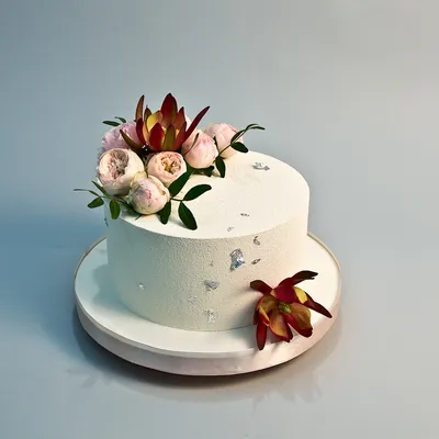 Торт белый с розовым цветами и шариками – изготовим на заказ с доставкой по  Москве