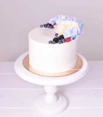 Заказать Свадебный торт с лилиями STLS004833 - по цене от 3 360 руб. за 1  кг. с декором с доставкой по Москве