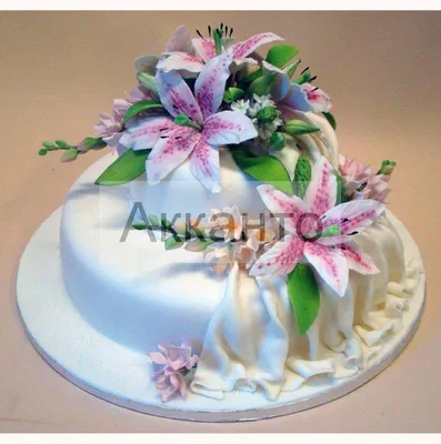 Свадебный торт с белыми лилиями и пионами в Дубае — приготовлен из  швейцарских ингредиентов — интернет-магазин — The Perfect Gift® Dubai