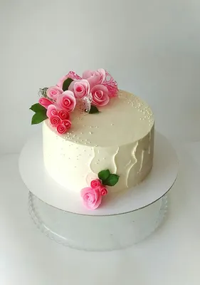 Заказать Свадебный торт с лилиями STLS004833 - по цене от 3 360 руб. за 1  кг. с декором с доставкой по Москве