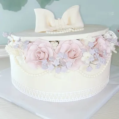 Белый торт с розовыми цветами | Desserts, Cake, Frosting