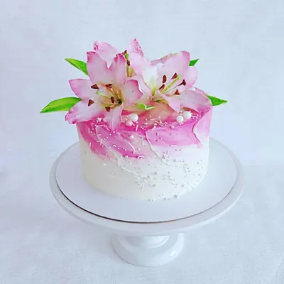 Свадебный торт лилии в честь любви № 126 стоимостью 17 150 рублей - торты  на заказ ПРЕМИУМ-класса от КП «Алтуфьево»