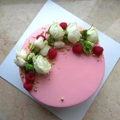 Лаконичный белый свадебный торт, украшенный цветами и ягодами из мастики.  Торт стоит на белой подставлке на белом деревянном фоне. Вид сверху Stock  Photo | Adobe Stock