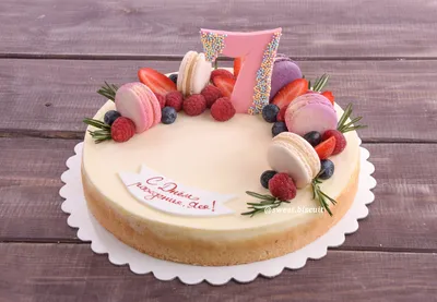 Торт с макаронс: фоновая картинка с деликатным десертом