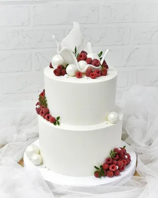 Ароматный торт с малиной и изысканным декором