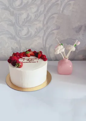Искусно украшенный торт с малиновым кремом