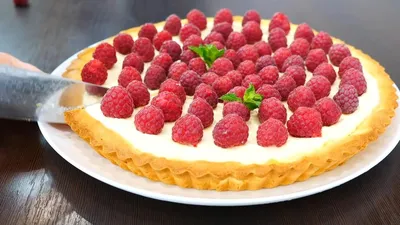 Сочный торт с ягодами малины и шоколадной глазурью