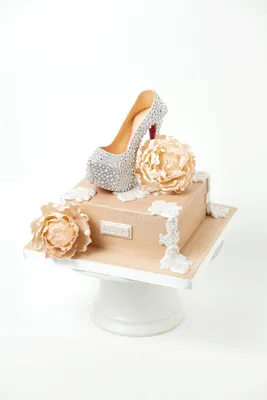 Подарочный торт туфелька на подиуме № 648 стоимостью 9 450 рублей - торты  на заказ ПРЕМИУМ-класса от КП «Алтуфьево»
