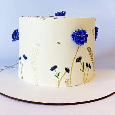 Нежное и ароматное угощение – торт с васильками