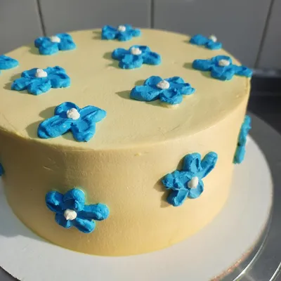 Качественное изображение торта с васильками – подходит для фона или обоев