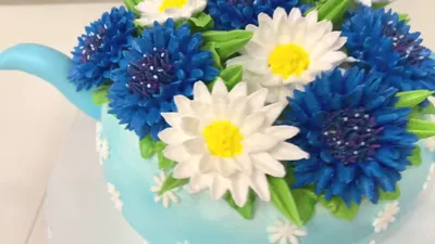 Торт с васильками – символ весны и нежности