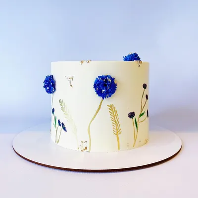 Изысканное изображение торта с васильками – доступно для скачивания