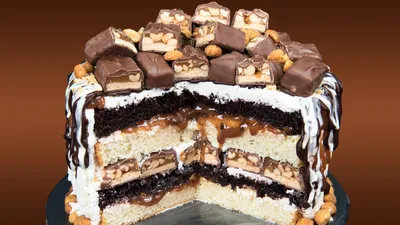 Роскошное изображение торта Сникерс с безе в форматах jpg, png, webp