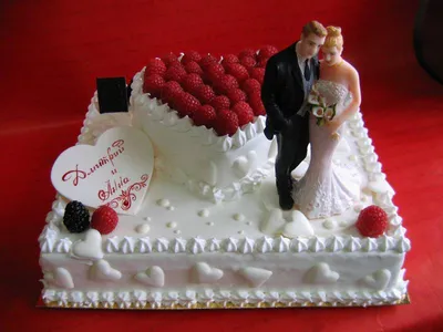 Яркий акцент на свадебной торжественности: торт без мастики