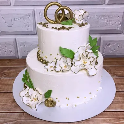 Свадебный торт с цветами и ягодами категории Белые свадебные торты