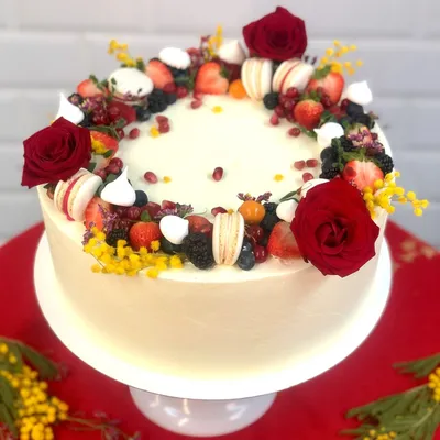 Торт весенний на заднем плане цветущих цветов