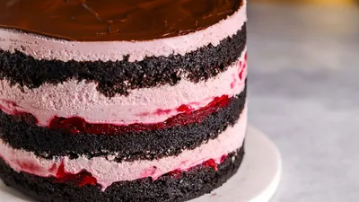 Рецепт Муссовый торт Шоколад, вишня, красное вино, бобы тонка и йогурт -  Dessert School
