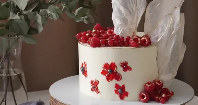 Оформление торта живыми цветами на свадьбы и дни рождения.