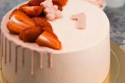 Торт Торт двухъярусный с топпером кольцо, декор живые цветы по цене 2 000 ₽  - заказать торт в Воронеже | Баранкин кондитерская, кулинария