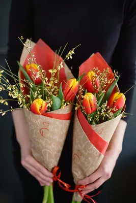 3 тюльпана в упаковке доставка в Иркутске | Иза