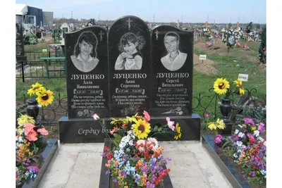 Стандартный тройной памятник на могилу из гранита купить недорого в СПб