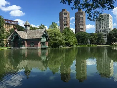 озеро централ-парк весной на фоне линии горизонта в центре манхэттена в нью- йорке Стоковое Изображение - изображение насчитывающей город, вода:  224050635