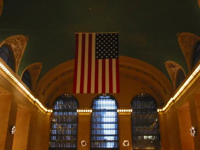 Sightseeings of USA - Центральный вокзал Нью-Йорка (г. Нью-Йорк) Копилку  символов США дополняет легендарное сооружение, в стенах которого  встречается прошлое и настоящее. Это одно из узнаваемых зданий Нью-Йорка —  самый большой в