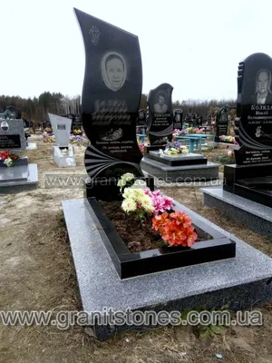 Семейный памятник на двоих с крестом на могилу из карельского гранита