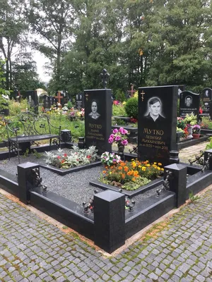 Современный семейный памятник - комплекс из гранита с крестом на могилу в  СПб