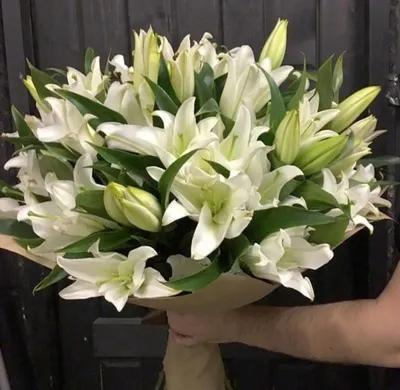 Заказать Букет из лилий и белых роз в интернет магазине цветов с доставкой  курьером по Санкт-Петербурге.