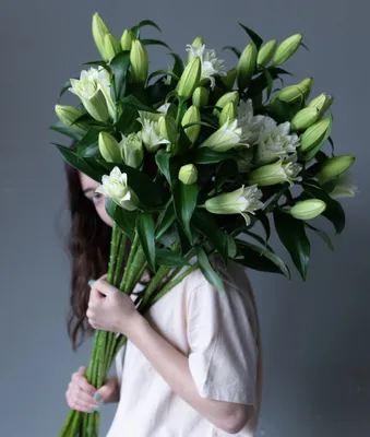 Доставка Букет из белых лилии и зелени по Москве и МО 24 часа