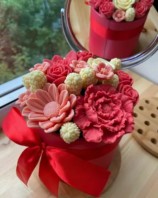 Шоколадный букет цветов в коробке, красный Москва купить цветы из шоколада  с доставкой, самовывоз по цене 2000 руб-магазин rubukety.ru