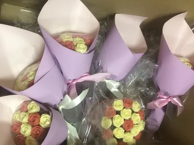 Большой букет из шоколада, печенья и цветов купить в Москве с доставкой  недорого