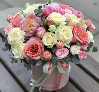 Купить Цветы в нежно розовой шляпной коробке с доставкой по Томску: цена,  фото, отзывы.