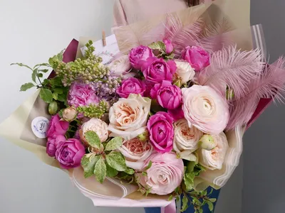 Купить цветы в коробке с розами и гвоздикой по доступной цене с доставкой в  Москве и области в интернет-магазине Город Букетов