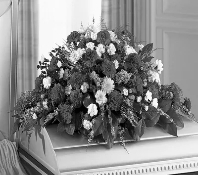 Букет \"Красные и белые розы на похороны\" с доставкой в Серпухове —  Фло-Алло.Ру, свежие цветы с бесплатной доставкой
