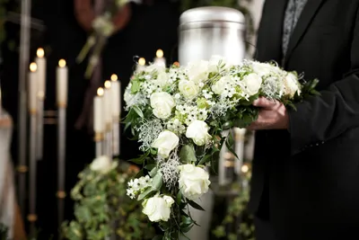 Сколько цветов приносят на похороны