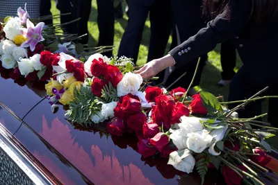 Купить Траурный венок из живых цветов 1 на похороны в Екатеринбурге с  доставкой
