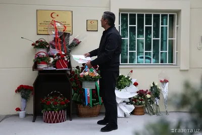 Москвичи несут цветы к посольству Турции | Фото | Общество | Аргументы и  Факты