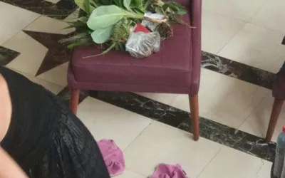 Узбекистанцы несут цветы к посольству Турции в Ташкенте - видео