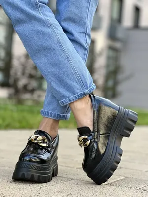 Кривые каблуки и высокие сапоги: тренды обуви на весну 2023 года – The City