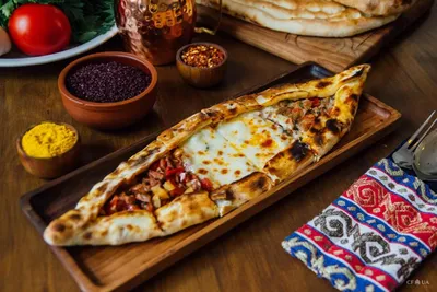 Турецкая пицца – пиде: рецепт вкуснейшей \"лодочки\"с мясом и овощами –  Новости Вкусно